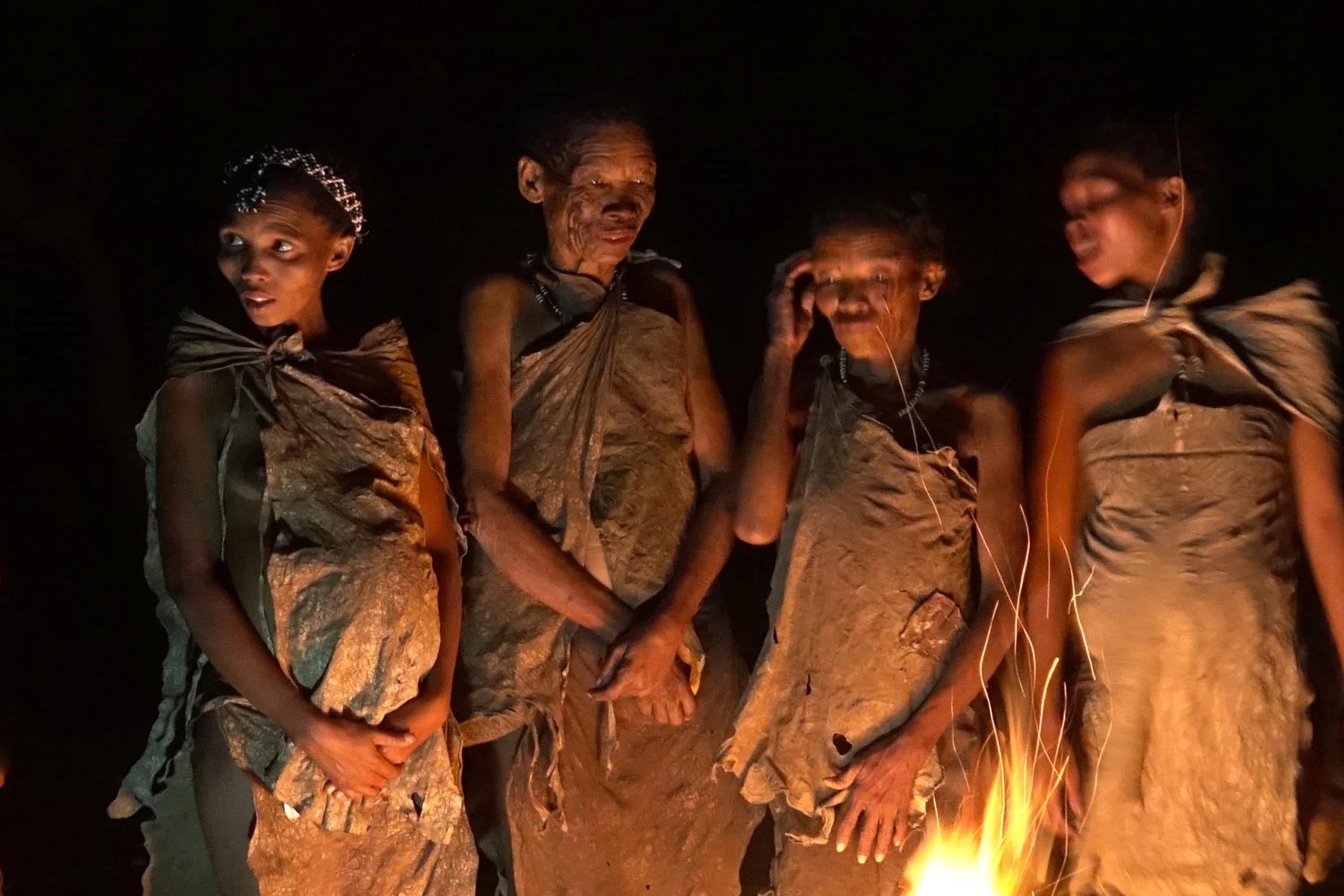 Groupe san autour du feu